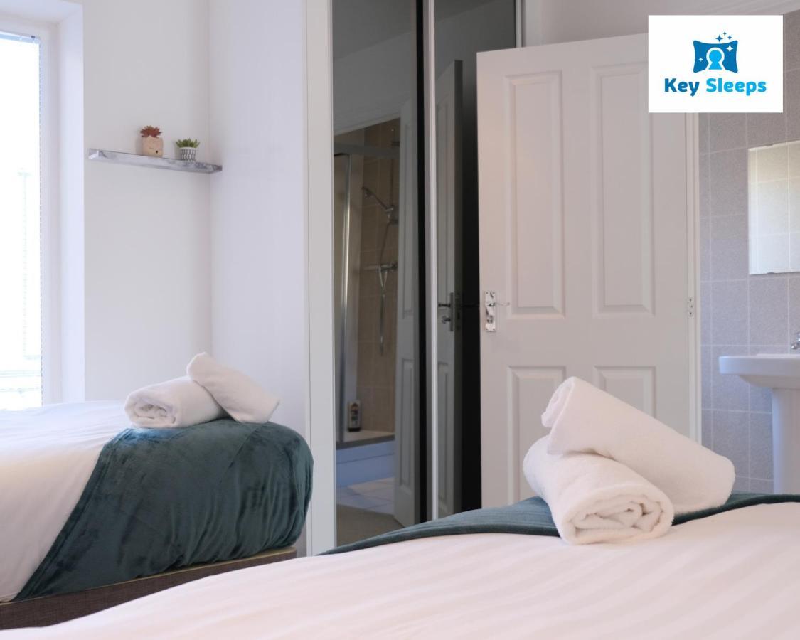 Four Bedroom House By Keysleeps Short Lets Contractor Campbell Park Location *